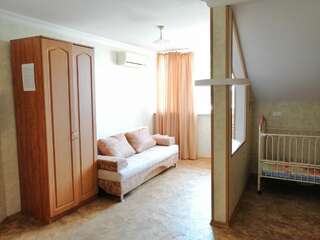 Гостевой дом Guest House Villa Roza Гагра Трехместный номер «Комфорт» с душем-2