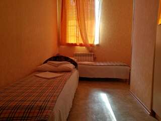Гостевой дом Guest House Villa Roza Гагра Двухместный номер с 2 отдельными кроватями и общим туалетом-4